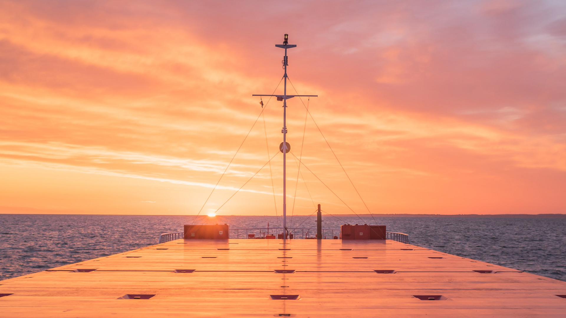 Sonnenuntergang auf dem Meer mit Schiffsmast