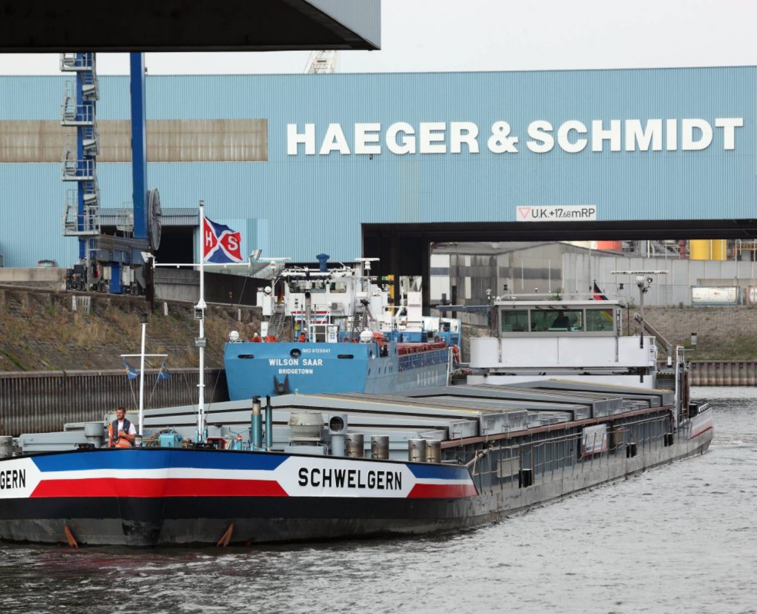 Ein Schiff legt im Hafen an.
